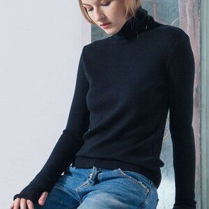 NWOT! Turtleneck sweater with thumb holes ● 100% Merino Wool ● Small